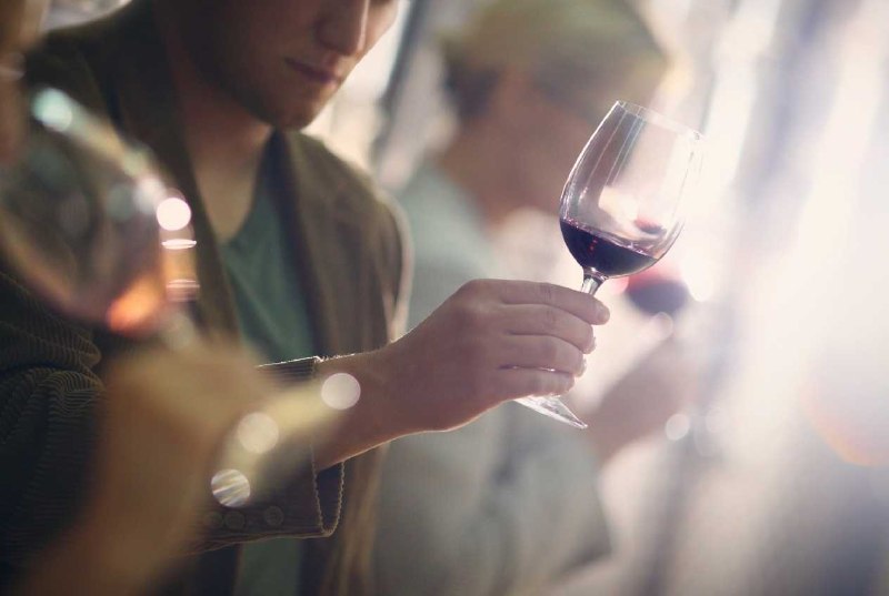 品飲紅酒的人