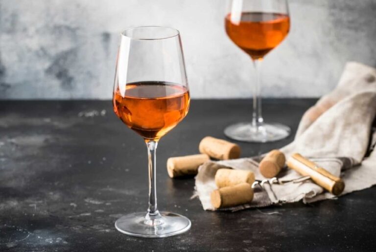 橘酒是什麼？不是橘子酒，從白葡萄連皮發酵看懂 Orange Wine 的原理
