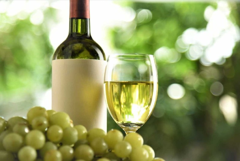 Chardonnay 白酒瓶與酒杯內文圖