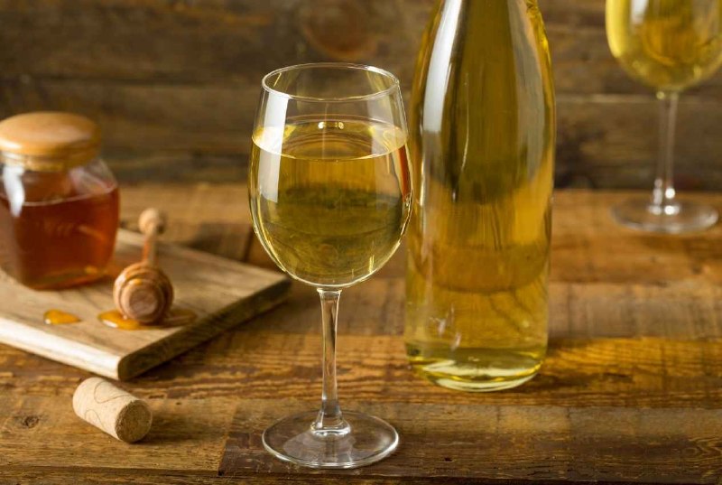 金黃色甜酒、酒杯與蜂蜜意象
