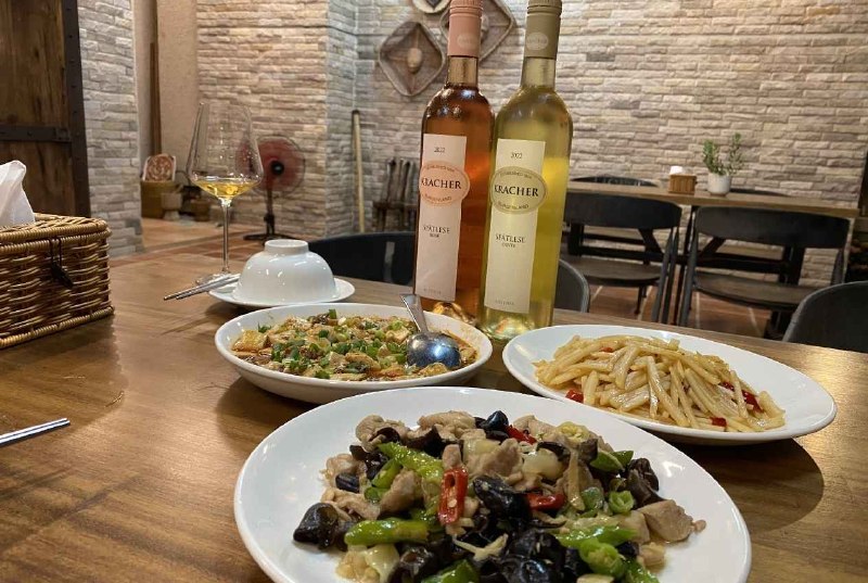 甜酒搭配湖南菜餐桌情境