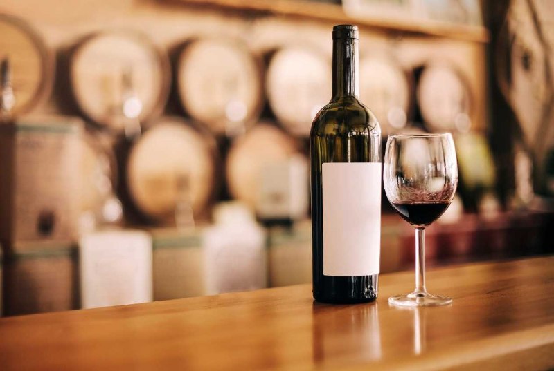 Syrah Shiraz 酒瓶酒杯與酒桶內文圖